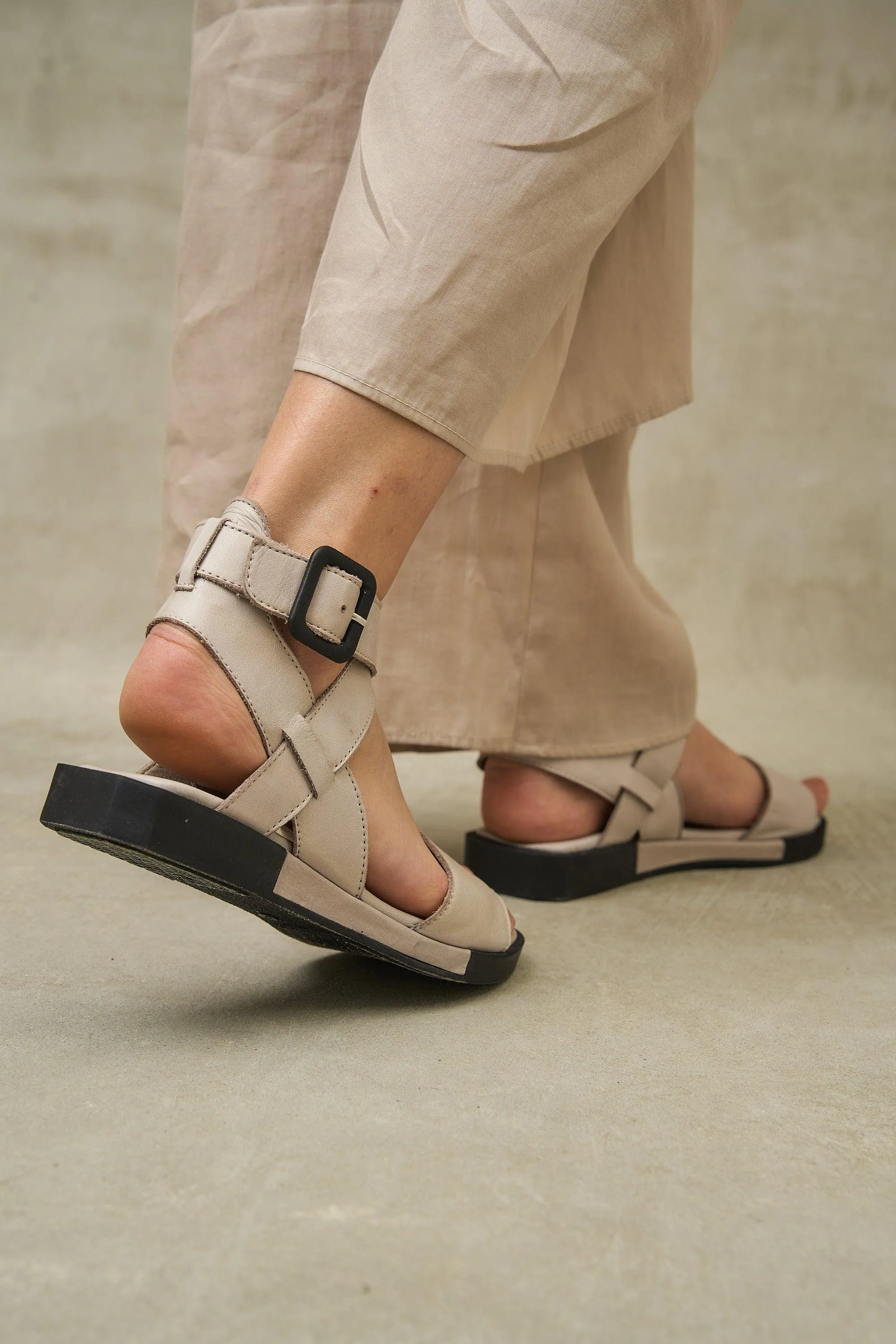 Kria Cross Strap Pastel - Black